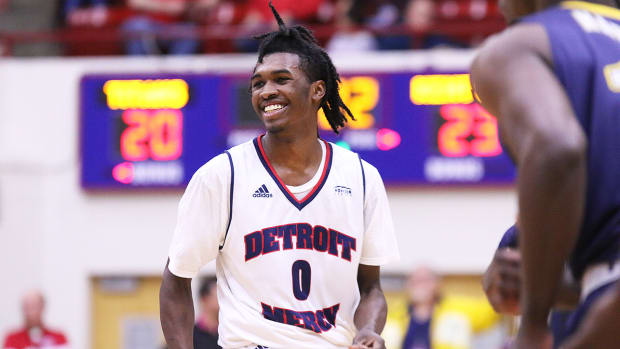 antoine-davis-detroit-mercy-mike-davis-coach.jpg